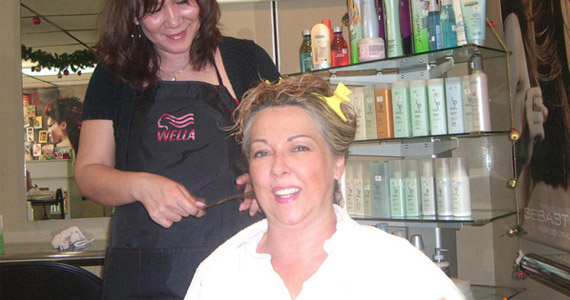 Kapitel: »Ein exotischer Friseurbesuch«, Seite 23 – 25 … Hier legt die Chefin selbst Hand an