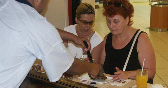 Gegessen wird mit Stäbchen