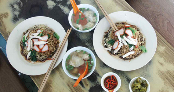 Ein simples Nudelgericht mit Suppe für umgerechnet 1 Euro