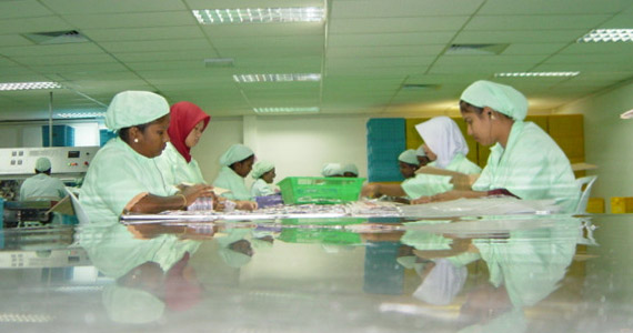 Arbeiterinnen sortierten die verpackten Kondome, die in die ganze Welt verschickt werden.