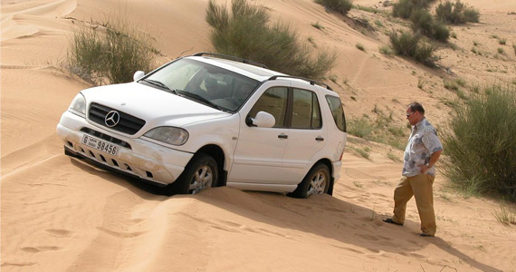… Kein Strom, kein Wasser und Sand zwischen den Zähnen. Wo bleiben die Möbel?